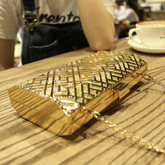 Damen Clutch-Tasche mit geometrischem Design und eleganter Kettenverzierung Nord Taschen