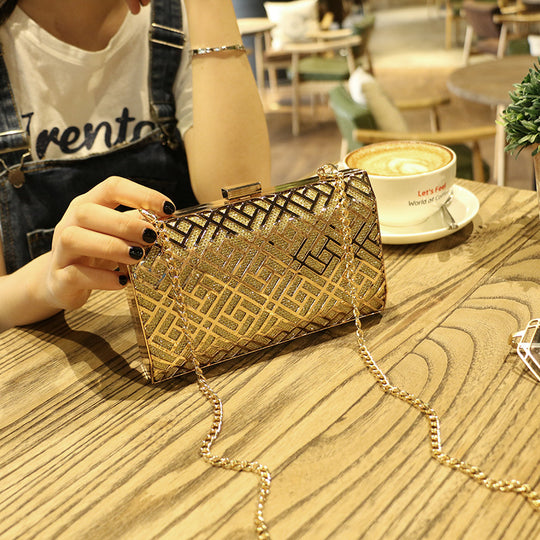 Damen Clutch-Tasche mit geometrischem Design und eleganter Kettenverzierung Nord Taschen