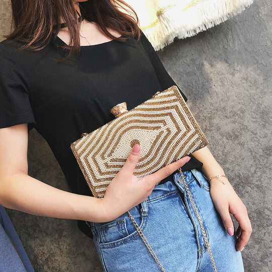 Damen elegante Clutch mit glamourösen Pailletten und goldener Kette Nord Taschen