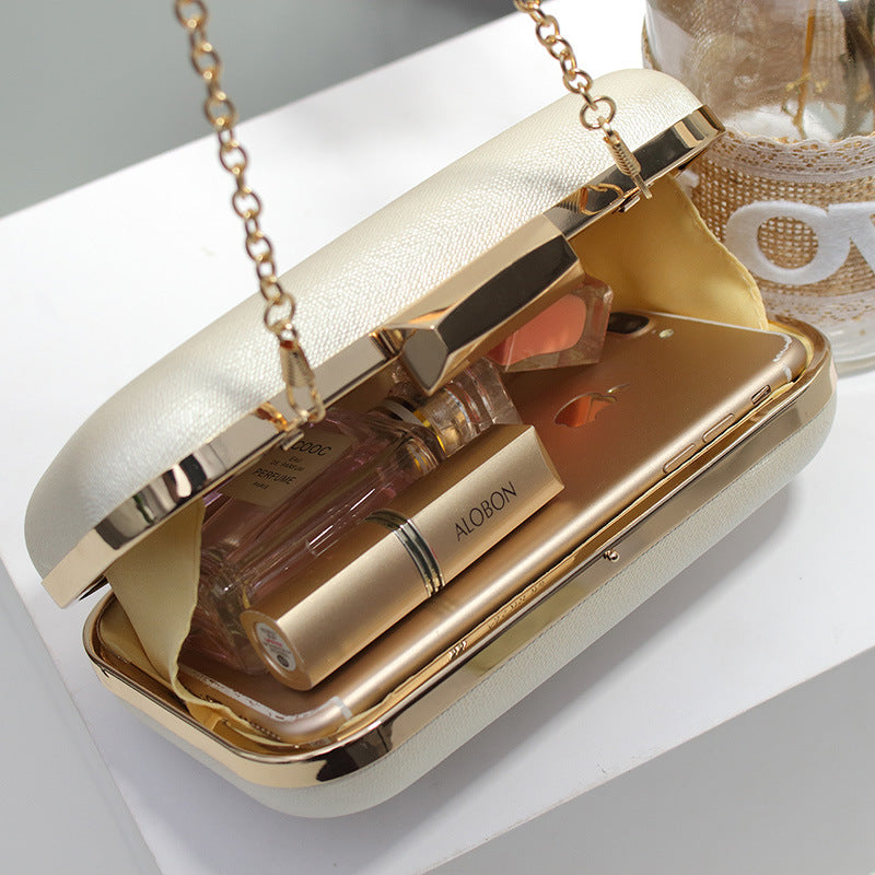 Damen Clutch mit zeitgemäßem Glanz und eleganter Kettenverzierung Nord Taschen