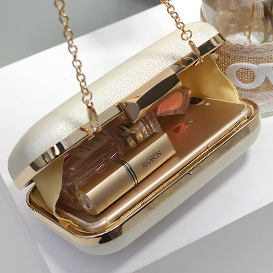 Damen Clutch mit zeitgemäßem Glanz und eleganter Kettenverzierung Nord Taschen