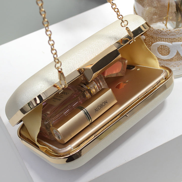Damen Clutch mit zeitgemäßem Glanz und eleganter Kettenverzierung Nord Taschen