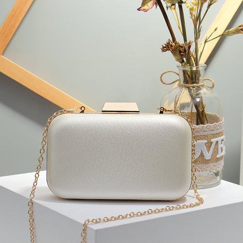 Damen Clutch mit zeitgemäßem Glanz und eleganter Kettenverzierung Nord Taschen