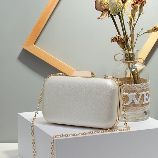 Damen Clutch mit zeitgemäßem Glanz und eleganter Kettenverzierung Nord Taschen