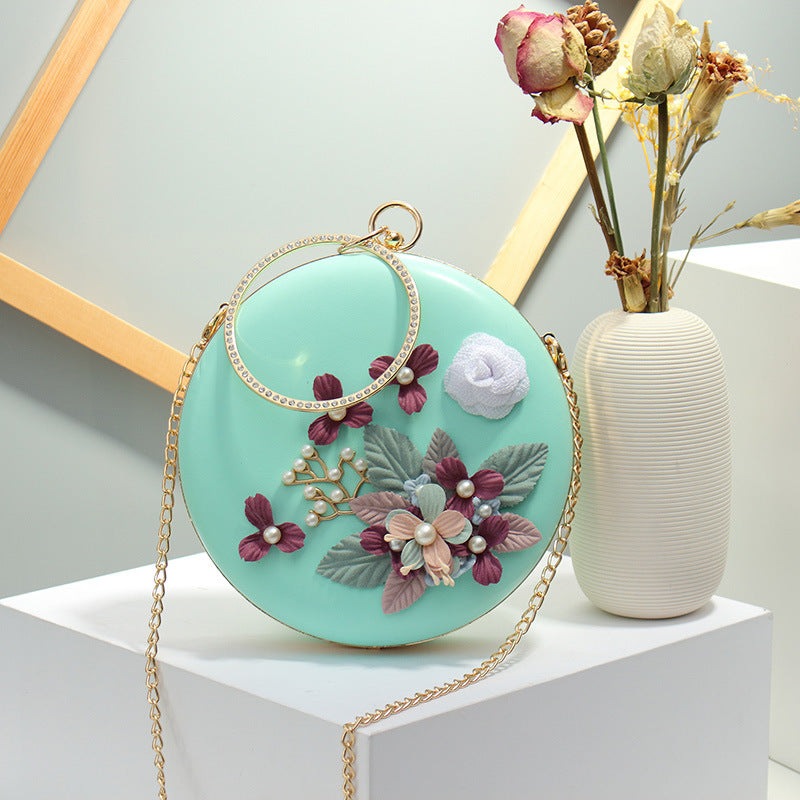 Damen Clutch-Tasche mit floralen Applikationen und glänzendem Kettenriemen Nord Taschen