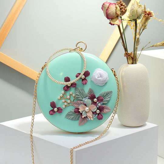 Damen Clutch-Tasche mit floralen Applikationen und glänzendem Kettenriemen Nord Taschen