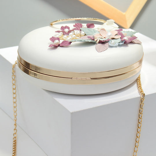 Damen Clutch-Tasche mit floralen Applikationen und glänzendem Kettenriemen Nord Taschen