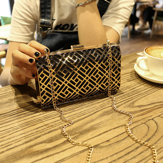 Damen Clutch-Tasche mit geometrischem Design und eleganter Kettenverzierung Nord Taschen