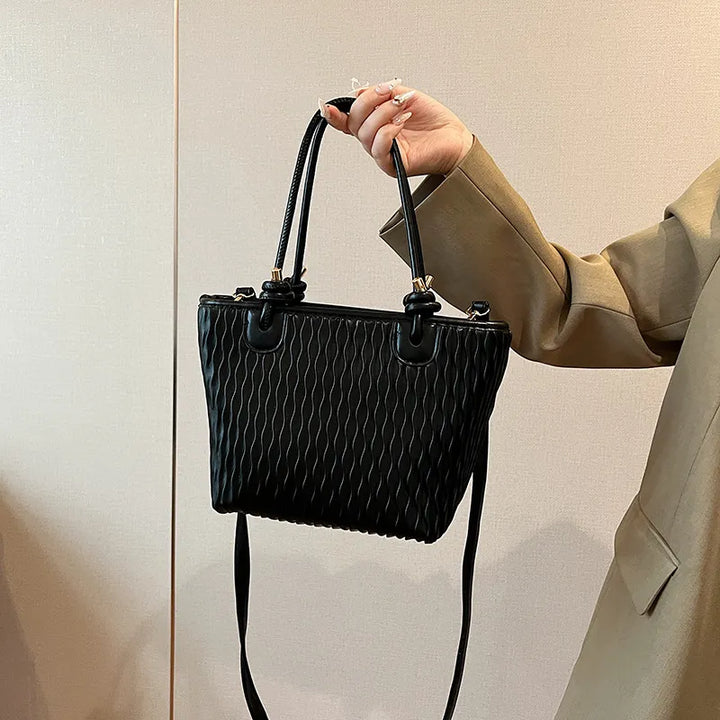 Nord Taschen | Umhängetasche für Damen - Schlichte Tasche mit strukturiertem Design und verstellbarem Riemen