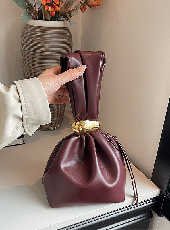 Nord Taschen | Vegane Leder Raffung Clutch Tasche mit goldener Ringgriff