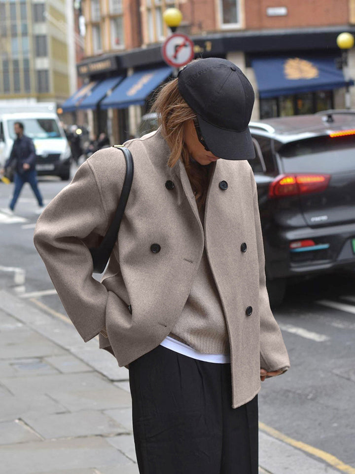 Nord Taschen | Damenjacke – Kurze Wolljacke in Beige mit Stehkragen & Knopfverschluss