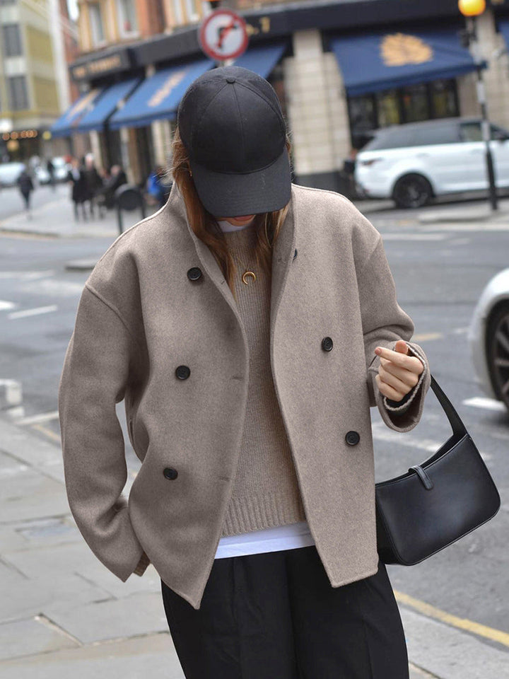 Nord Taschen | Damenjacke – Kurze Wolljacke in Beige mit Stehkragen & Knopfverschluss