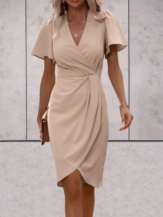 Figurbetontes Damenkleid mit ausgestellten Ärmeln