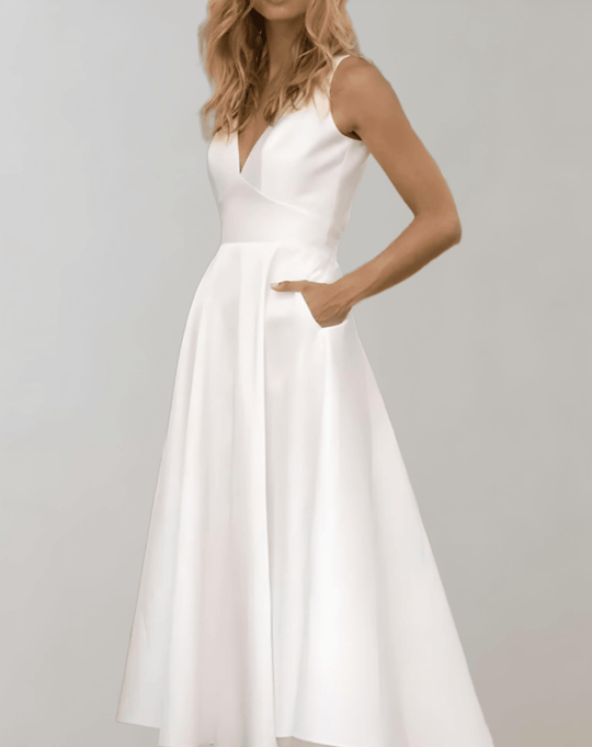 Weißes Minimalistisches Brautkleid Mit Tiefem V-Ausschnitt Und Taschen Avellé