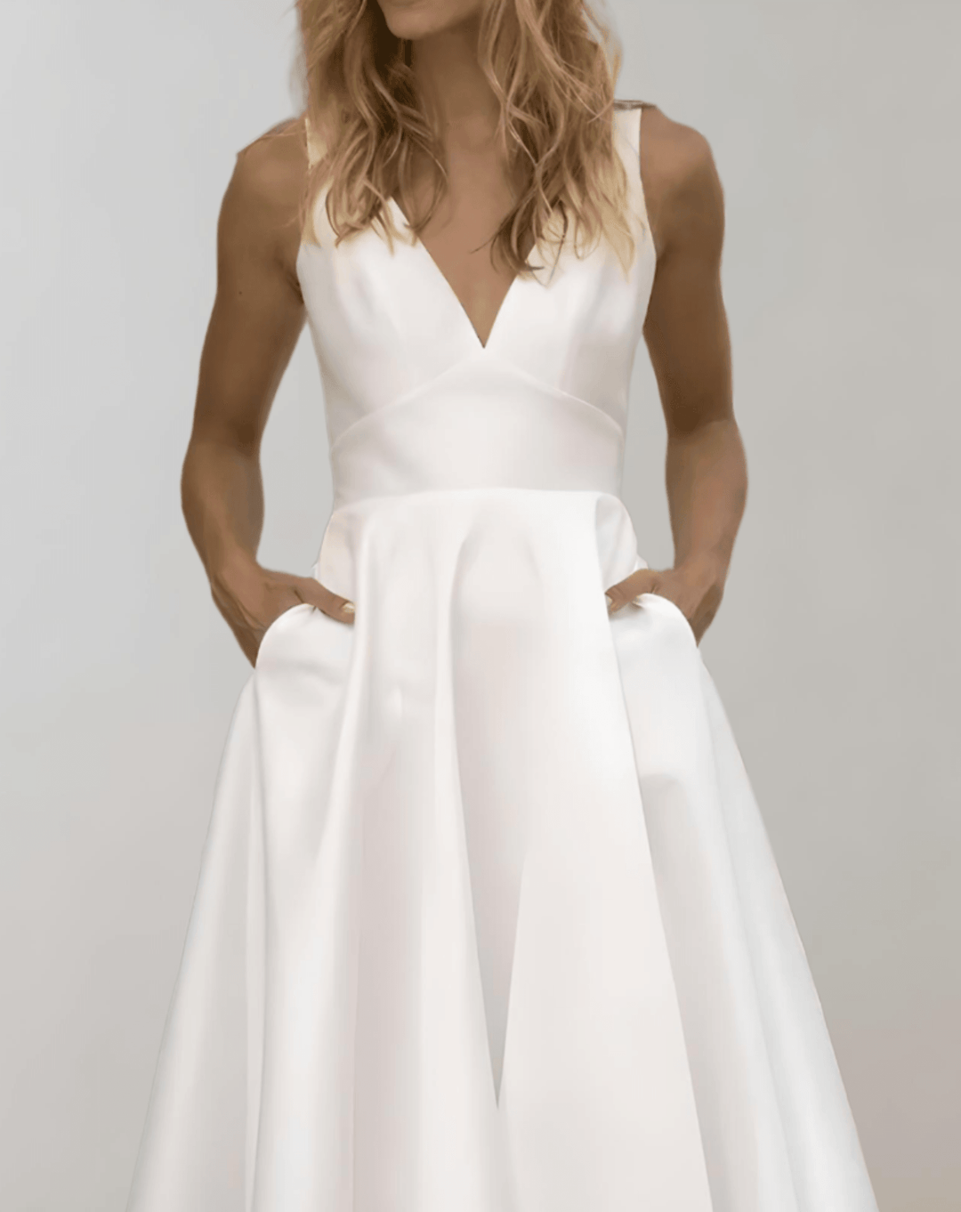 Weißes Minimalistisches Brautkleid Mit Tiefem V-Ausschnitt Und Taschen Avellé