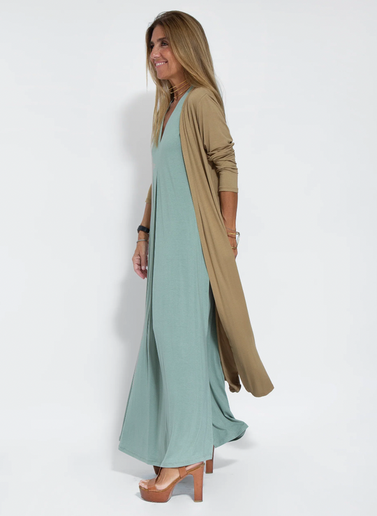 Ensemble Bestehend Aus Einem Langen, Figurformenden Kleid und Einer Weste