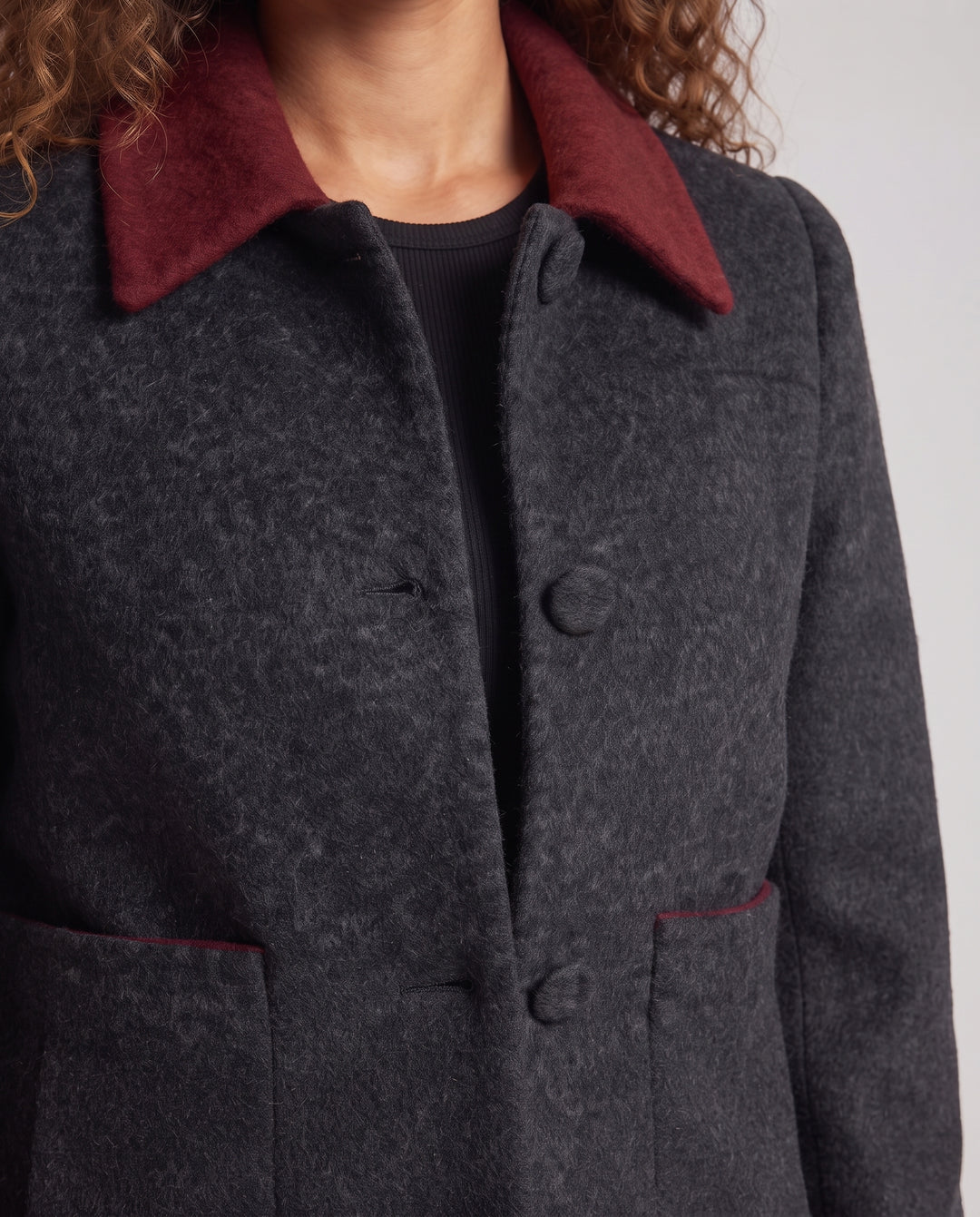 Damen Kurzjacke aus Wollmix mit kontrastierendem Umlegekragen und aufgesetzten Taschen Nord Taschen