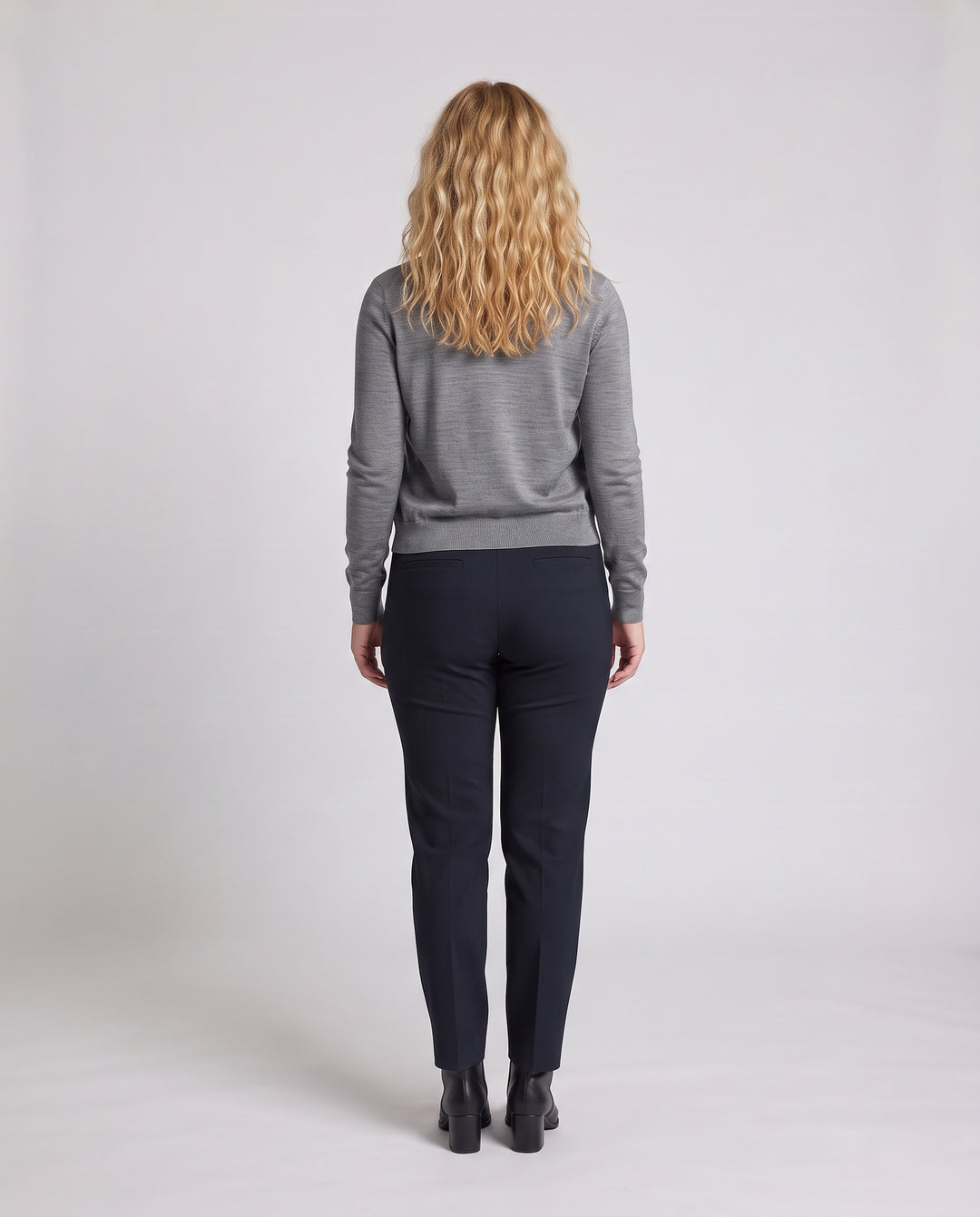 Damen Figurnahe Feinstrick-Cardigan mit Rundhals und zierlicher Metallknopfleiste Nord Taschen