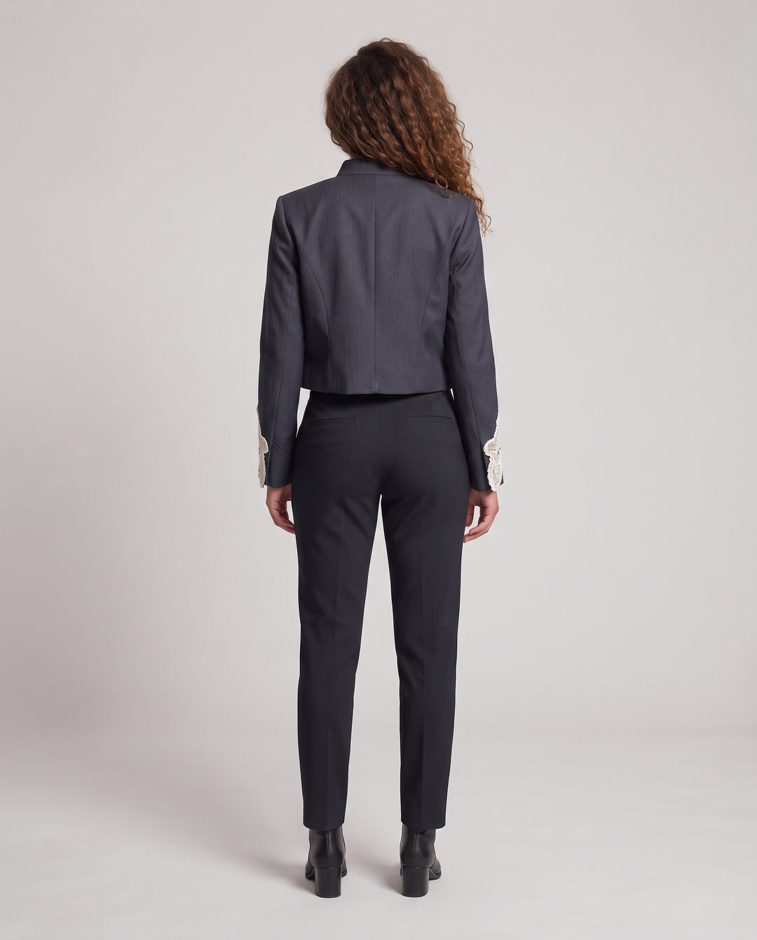Damen Cropped-Jacke mit ornamentaler Spitzenblende, Stehkragen und Zierknöpfen Nord Taschen