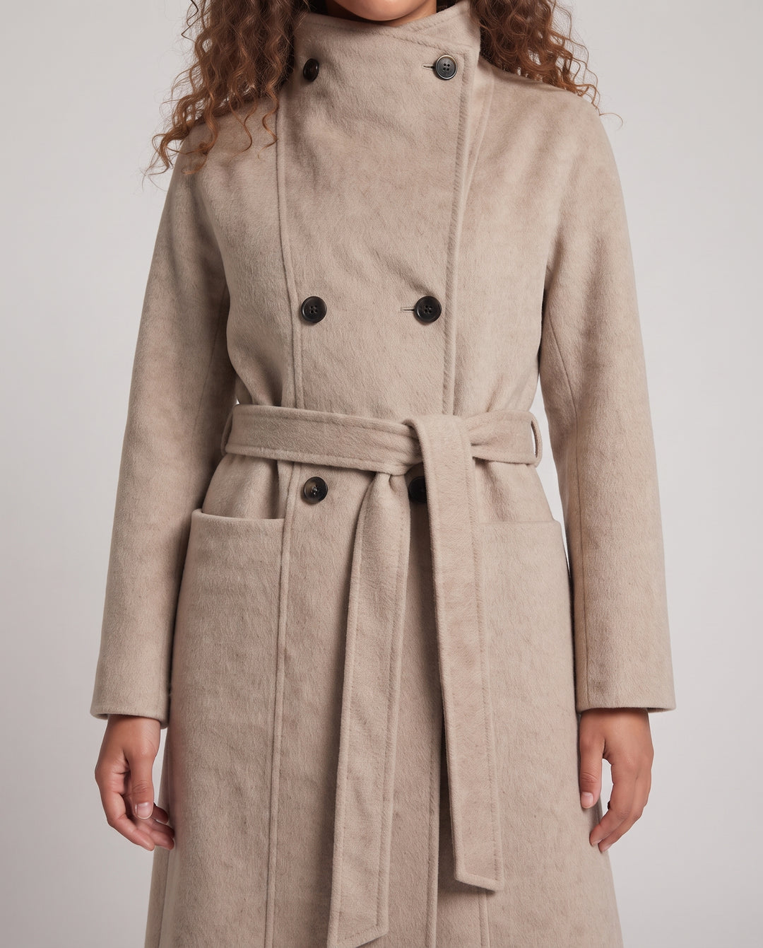 Damen Maxilanger Wollmix‑Mantel mit weitem Stehkragen, Oversize‑Ärmeln und aufgesetzten Taschen Nord Taschen