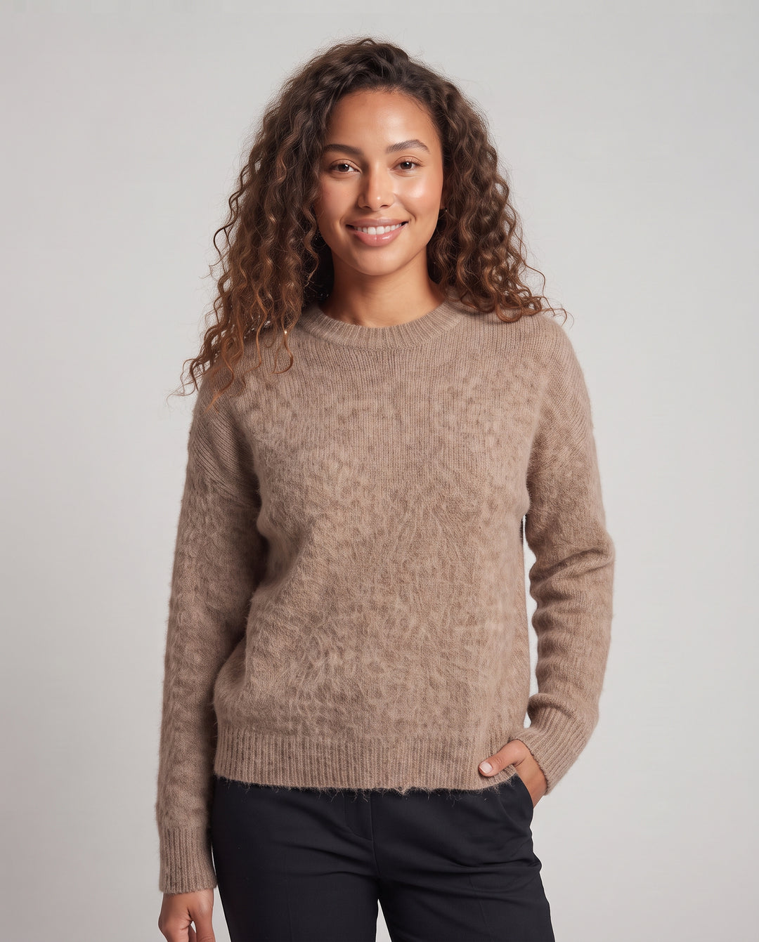 Damen Flauschiger Oversize-Pullover aus Mohair-Blend mit Rundhalsausschnitt Nord Taschen