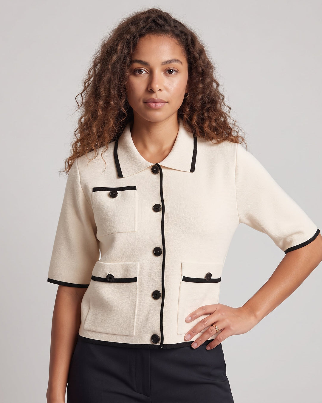 Damen Kurzärmelige Bouclé-Strickjacke mit Kontrastpaspel und aufgesetzten Taschen Nord Taschen