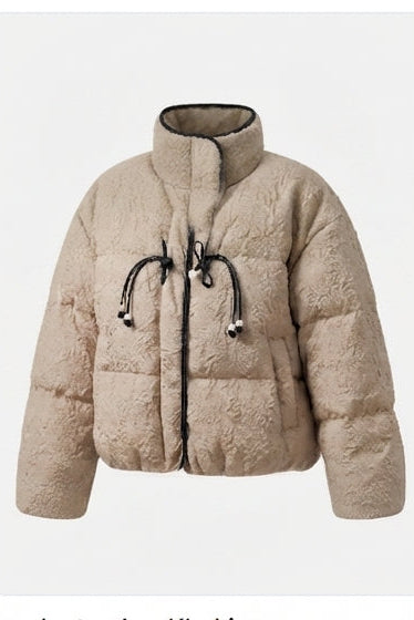 Damen kurze gesteppte Pufferjacke mit hohem Stehkragen, strukturierter Optik und dekorativen Kordeln
