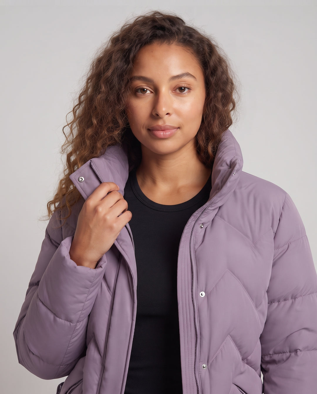 Damen Kurzsteppjacke im Chevron‑Muster mit hohem Stehkragen und Taillen‑Kordel Nord Taschen