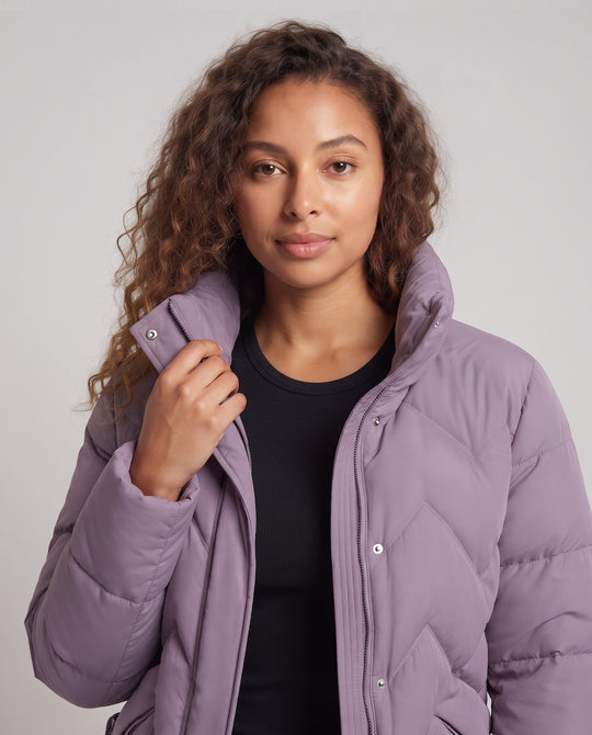 Damen Kurzsteppjacke im Chevron‑Muster mit hohem Stehkragen und Taillen‑Kordel Nord Taschen