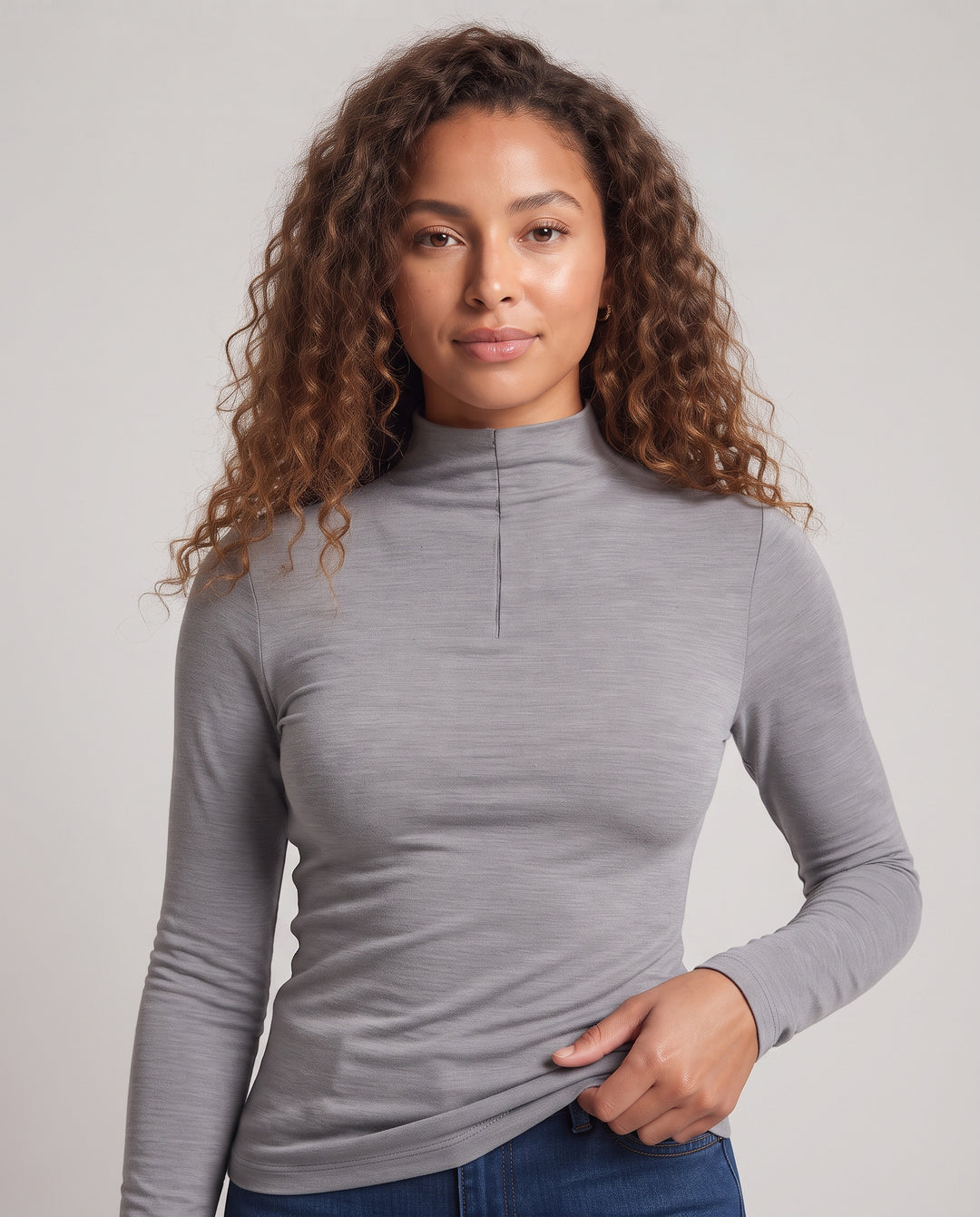 Damen Figurnahes Langarmshirt mit Stehkragen und kurzem Frontreißverschluss Nord Taschen