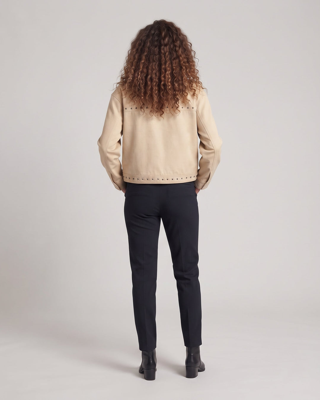 Damen Kurze Kunstlederjacke mit Stehkragen, Nietenbesatz und durchgehendem Reißverschluss Nord Taschen