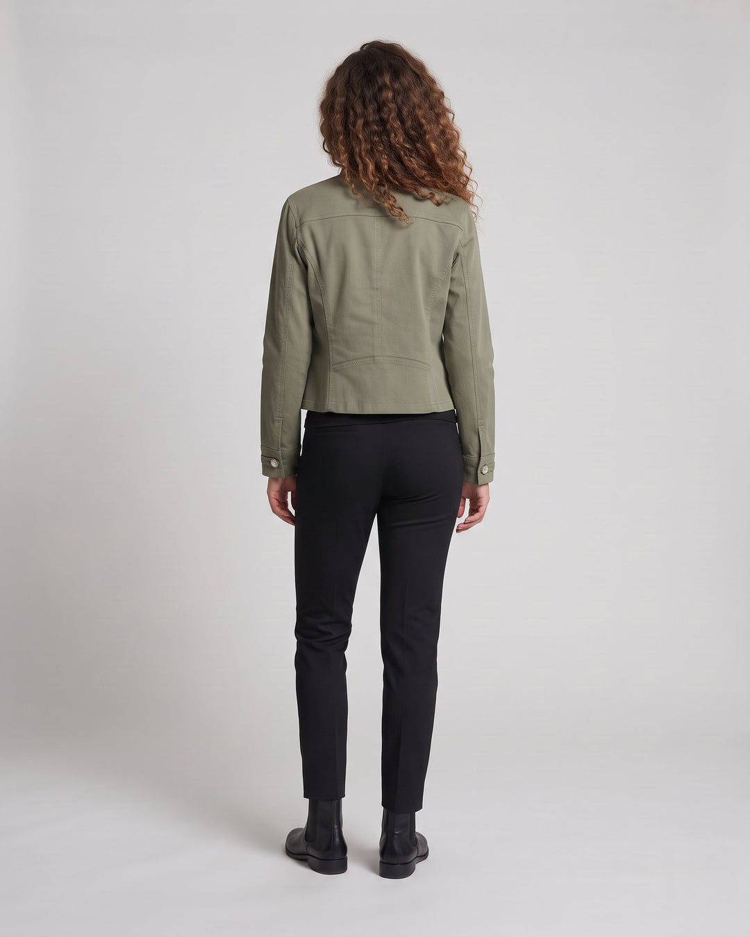 Damen Taillierte Denim‑Militärjacke mit Stehkragen und ornamentaler Knopfleiste Nord Taschen