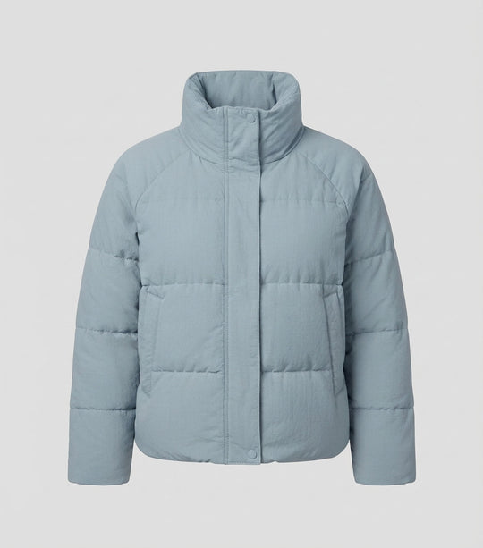 Damen kurze Cloud Pufferjacke im kastigen Schnitt mit quadratischer Steppung, hohem Stehkragen und verdeckter Druckknopfleiste