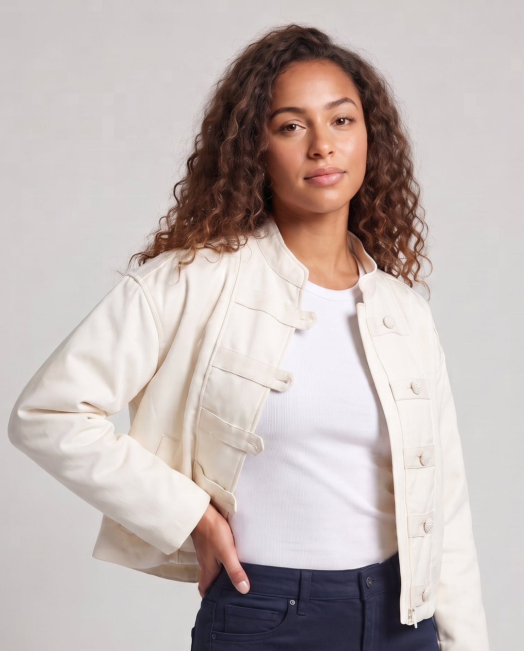 Damen Kurze Boxy-Jacke mit Stehkragen, dekorativen Knotenverschlüssen und überschnittener Schulter Nord Taschen