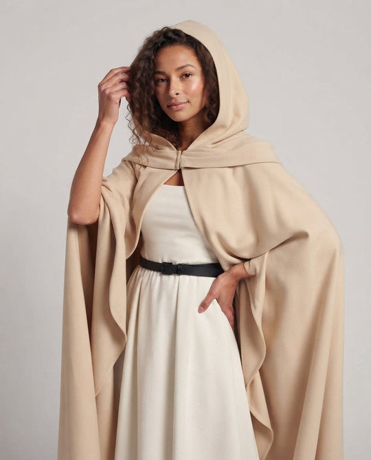 Damen Cosplay-Outfit mit kunstvollem Umhang und detailverliebt gestalteten Accessoires Nord Taschen