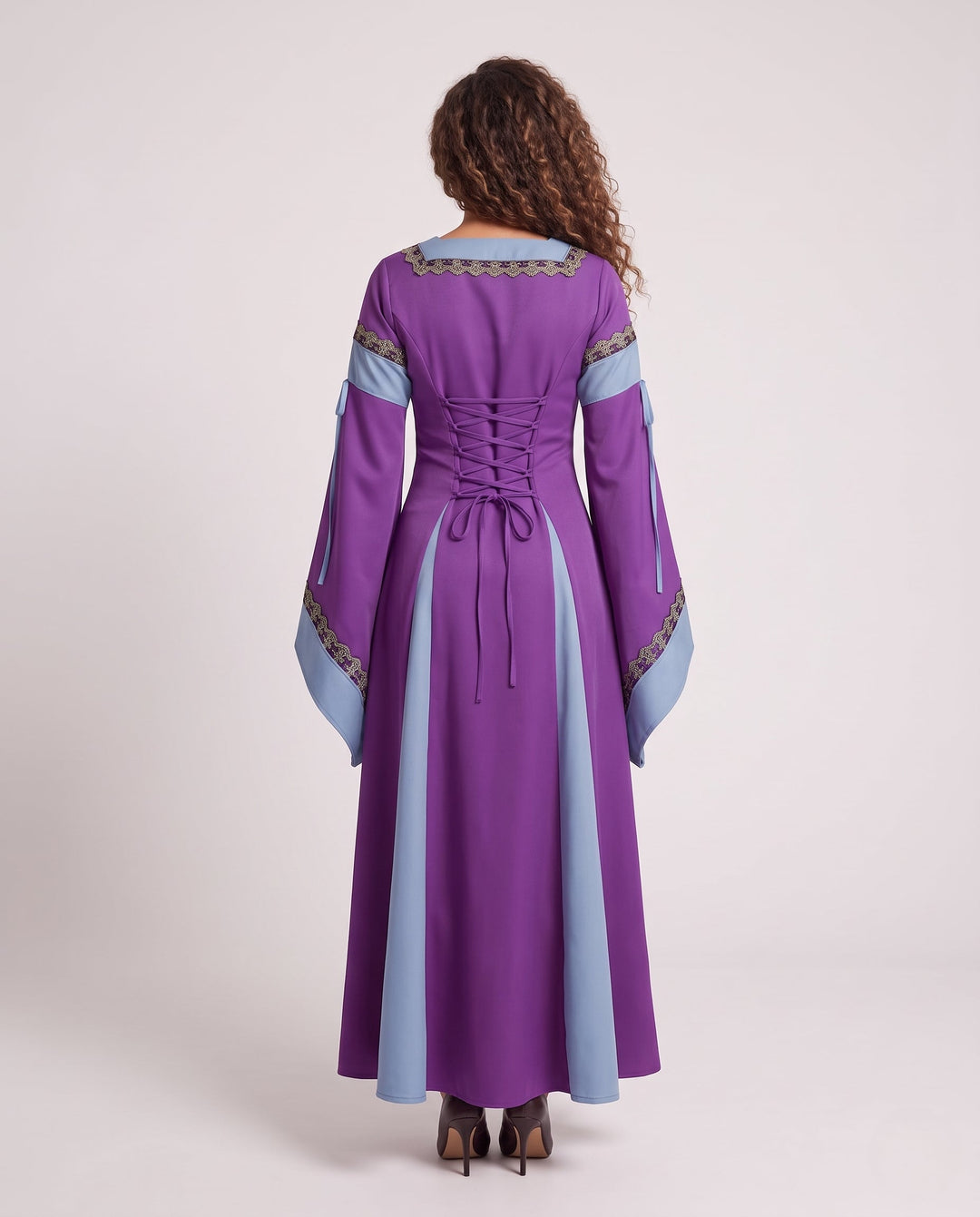 Damen Historisches Kleid mit langen, fließenden Ärmeln und dekorativem Schnürdetail Nord Taschen
