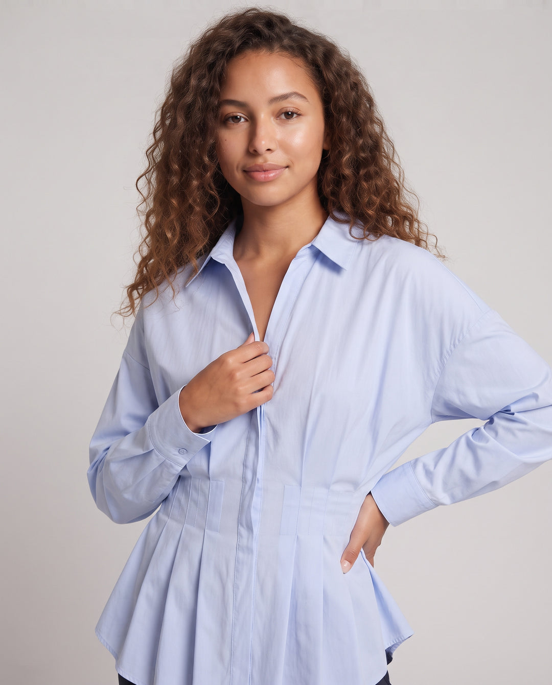 Damen Taillierte Hemdbluse mit Kellerfalten, V-Ausschnitt und Schößchen Nord Taschen