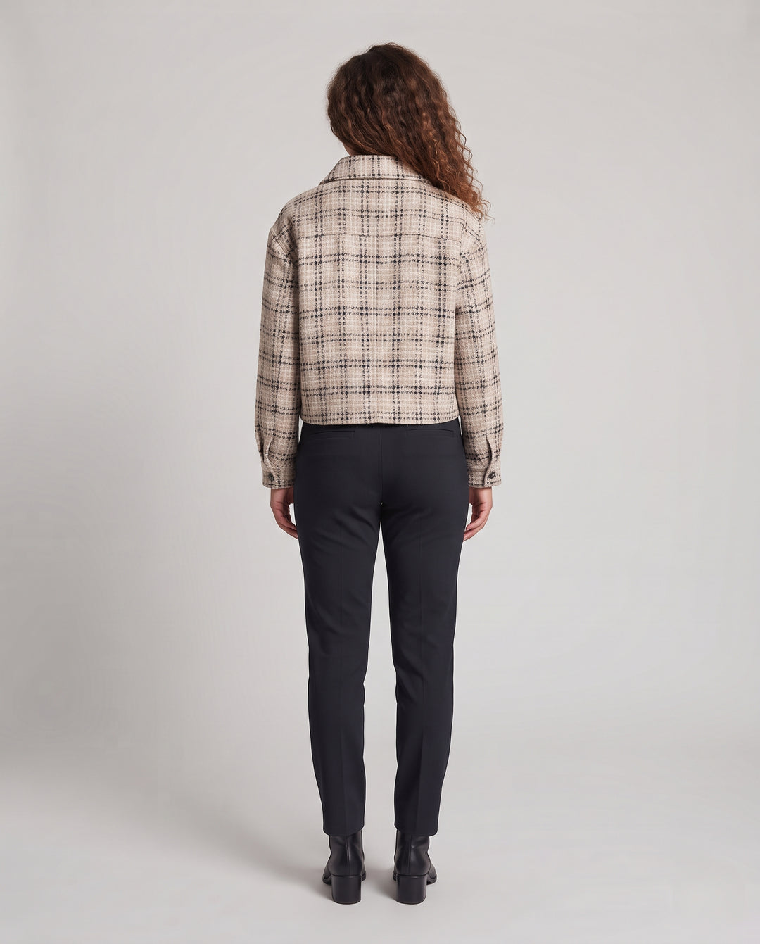 Damen Boxy-Tweedjacke mit Karomuster, Knopfleiste und kurzem Schnitt Nord Taschen