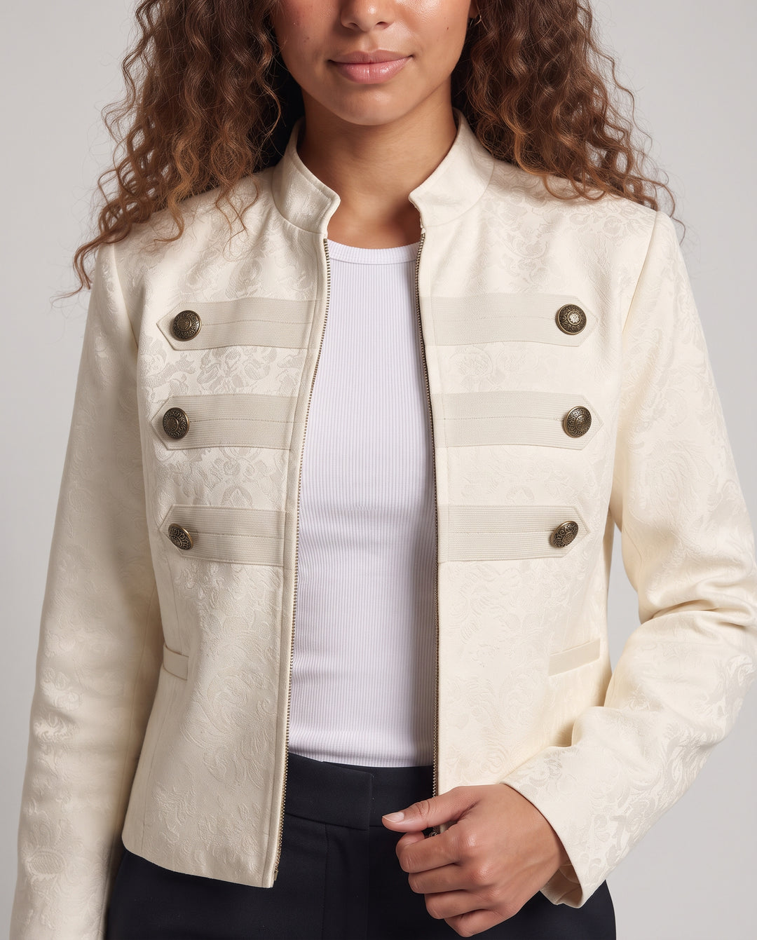 Damen Cropped Militärjacke aus Brokat mit Stehkragen, Zierriegeln und Zierknöpfen Nord Taschen