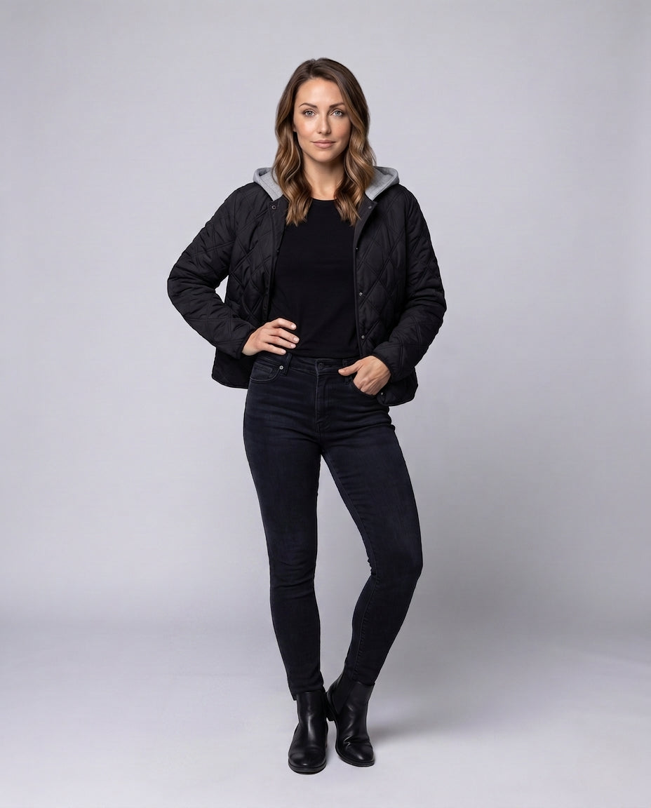 Damen kurze gesteppte Blousonjacke mit feiner Rautensteppung, Kapuzenfutter und wärmender thermischer Polsterung.