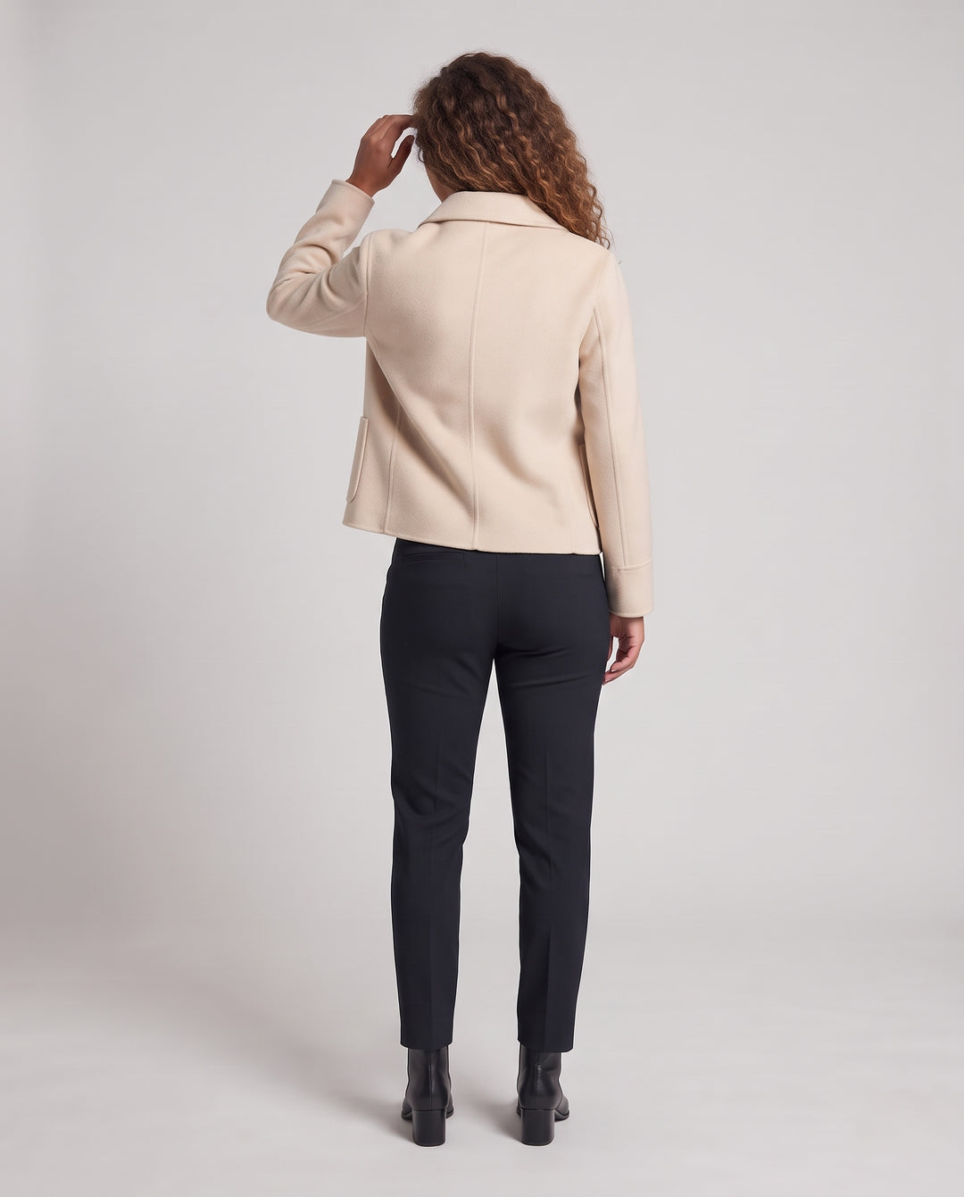 Damen Kurze Boxy‑Wollmix‑Jacke mit Hemdkragen und markanten Knöpfen Nord Taschen