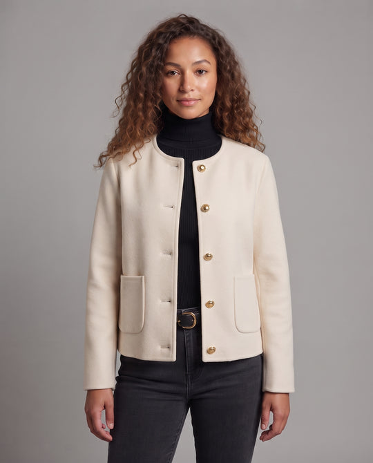 Damen kragenloser Boxy-Kurzmantel aus Wollmix mit goldenen Zierknöpfen und aufgesetzten Taschen Nord Taschen