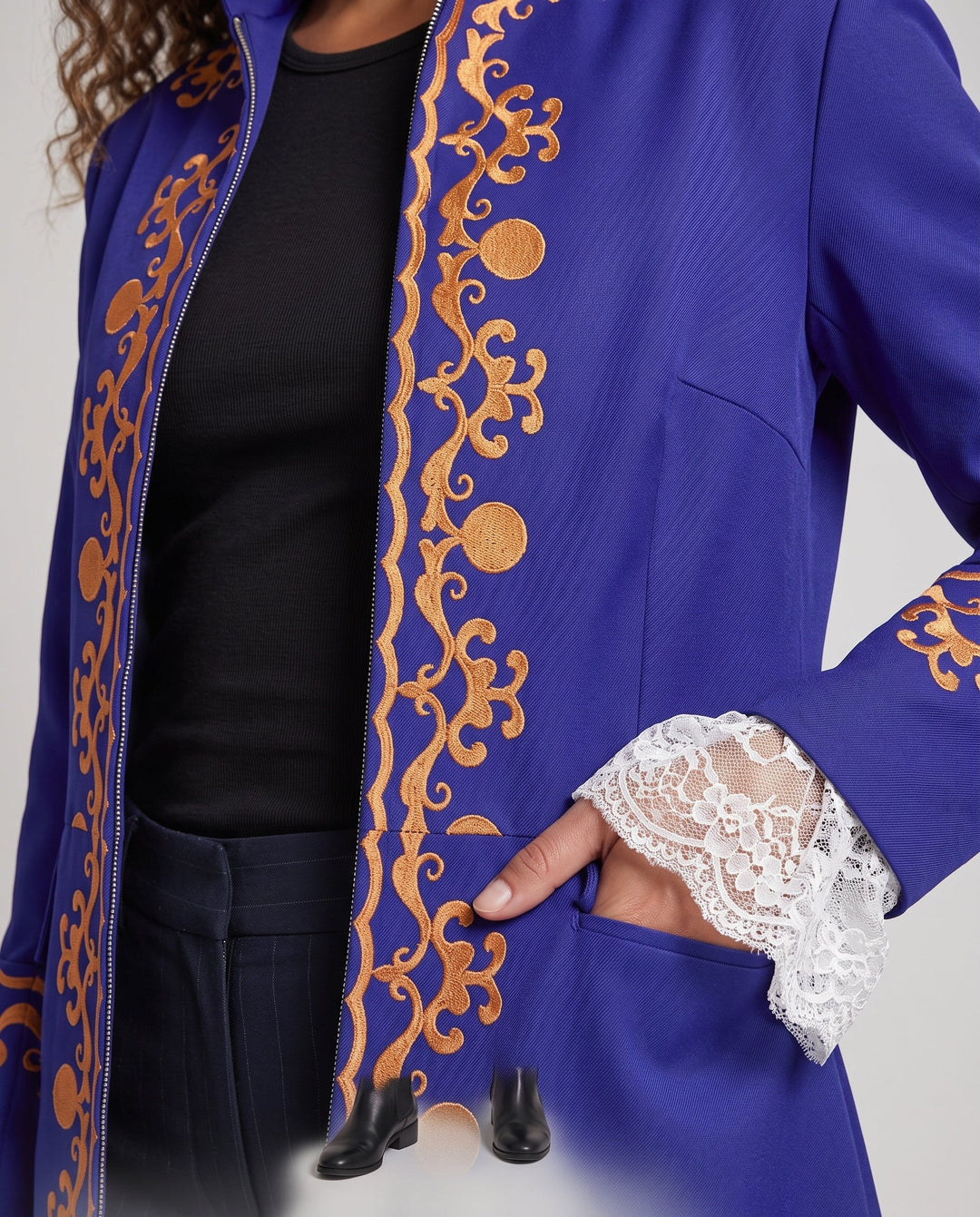 Damen Hochwertiger Kostüm-Mantel mit elegantem Saum und goldenen Verzierungen Nord Taschen
