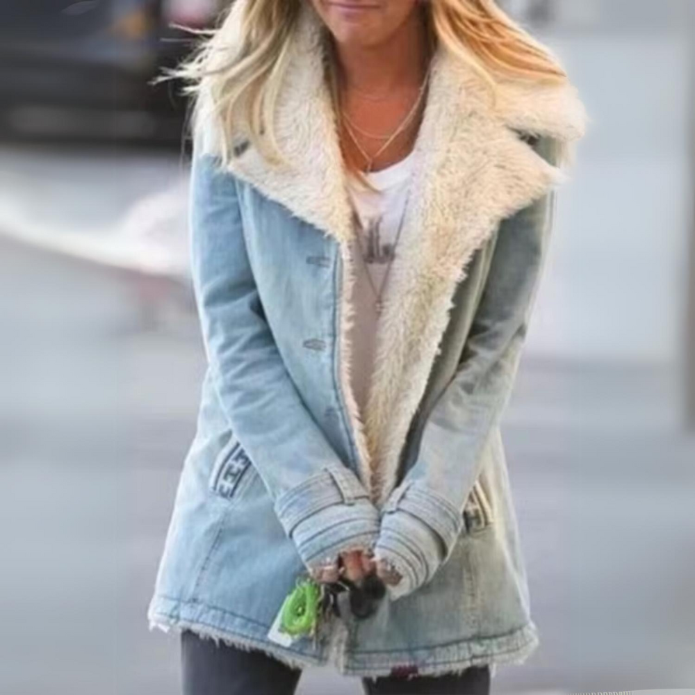 Mit langen, warmen Jeansjacke