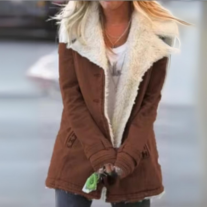 Mit langen, warmen Jeansjacke