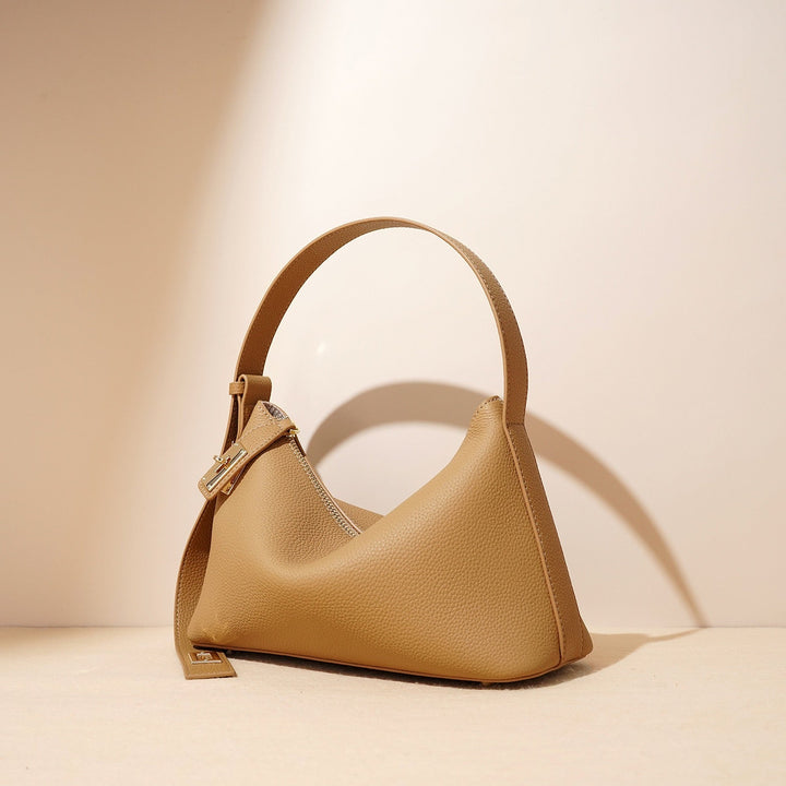 Nord Taschen | Genarbte Schultertasche mit goldfarbenem Schlossanhänger