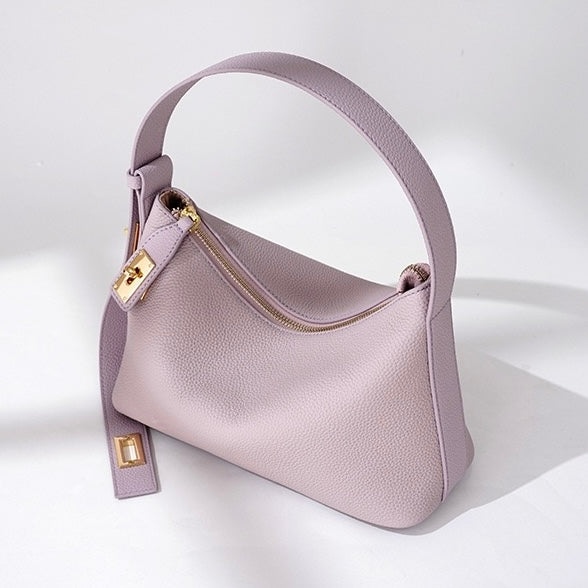 Nord Taschen | Genarbte Schultertasche mit goldfarbenem Schlossanhänger