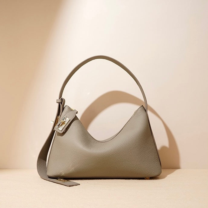 Nord Taschen | Genarbte Schultertasche mit goldfarbenem Schlossanhänger