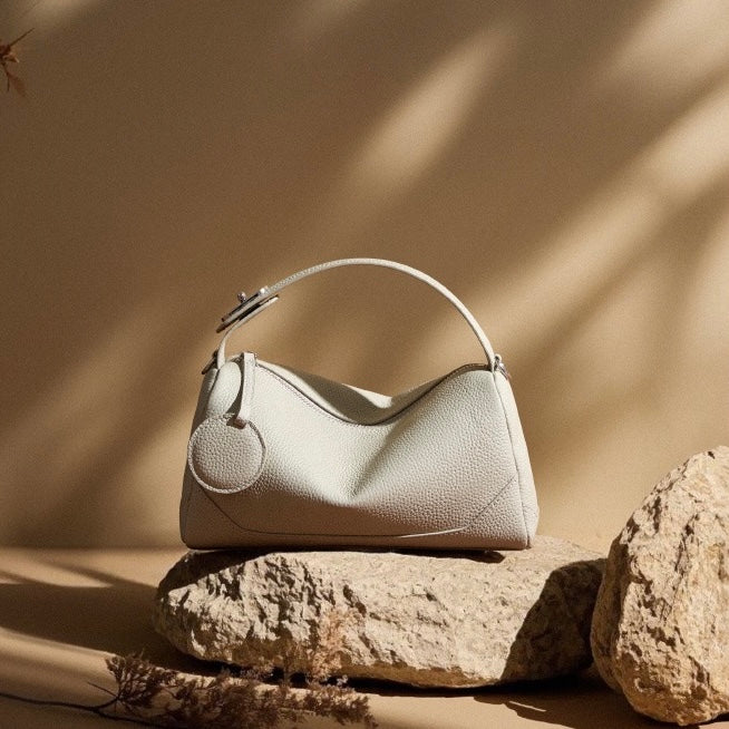 Nord Taschen | Genarbte Schultertasche mit Umhängegurt