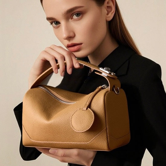 Nord Taschen | Genarbte Schultertasche mit Umhängegurt